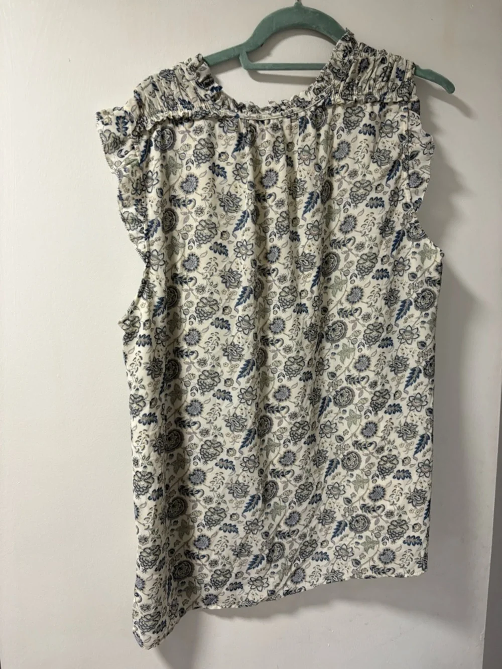 Rose & Olive Cream Floral V-Neck Sleeveless Blouse - Picture 3 of 3
